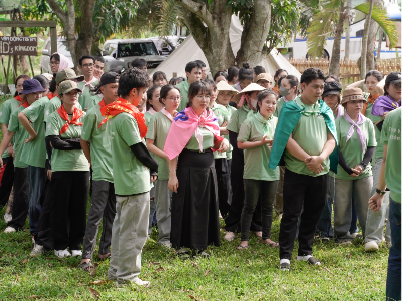 Các thành viên được chia đội đê tham gia trò chơi